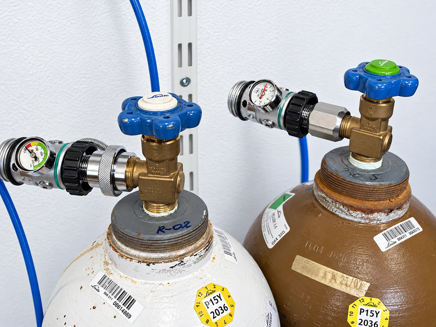 Versorgungsflaschen mit Druckminderern und Leitungen für die digitale Gasmischanlage