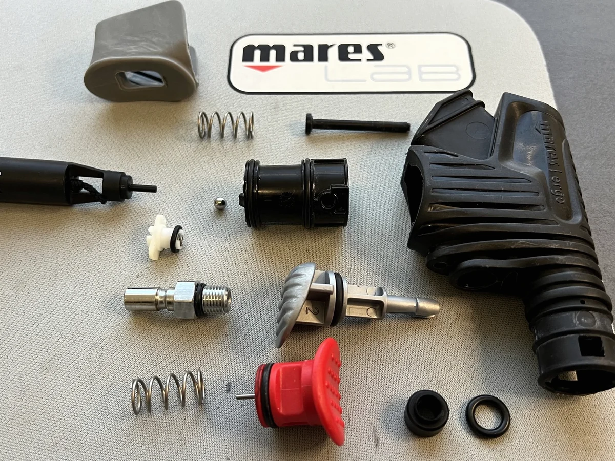 Zerlegter Jacket-Inflator für Service und Wartung